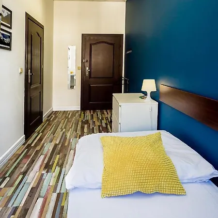 Hostal Hello & *