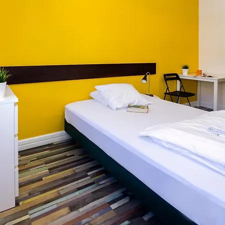 Hello & Hostal